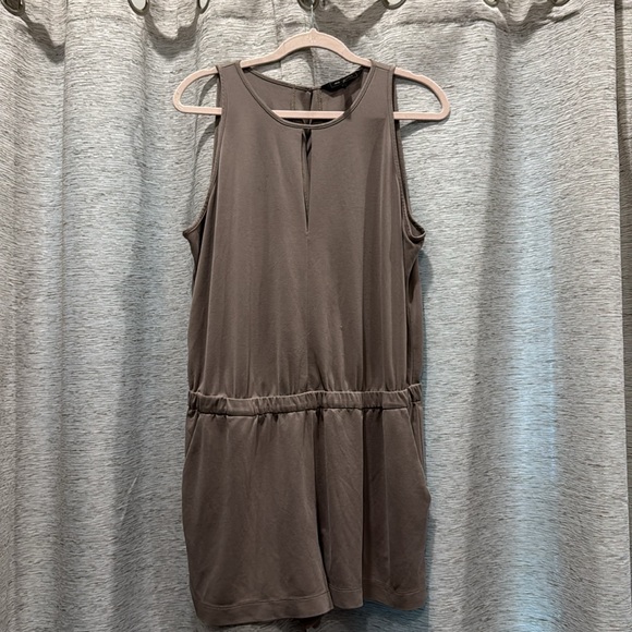 🚨2/$10‼️BcbgMaxAzria Andy Romper - Picture 3 of 13